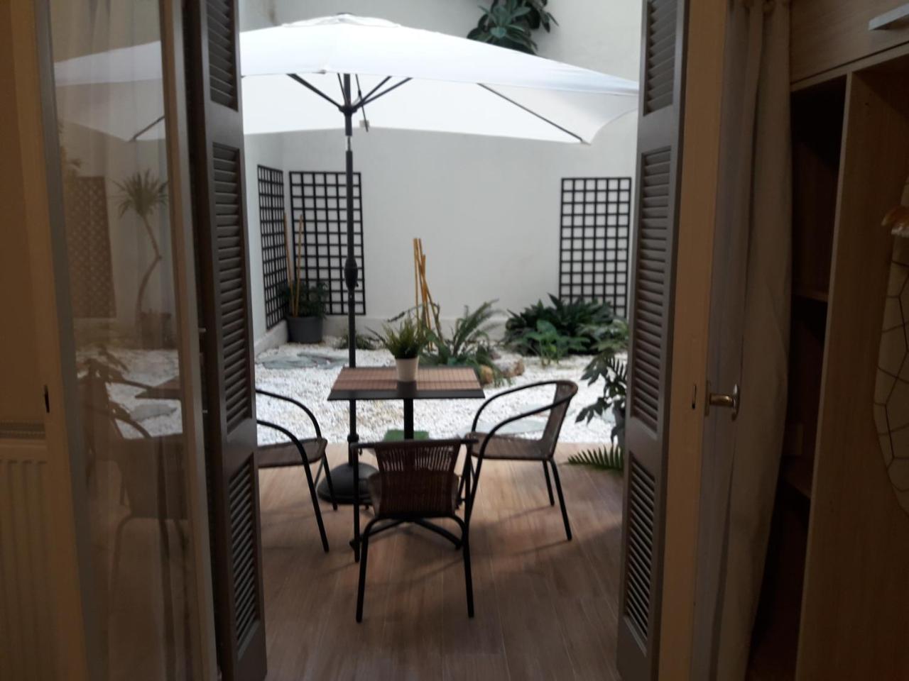 Posh With Garden In Kolonaki Apartment Athens